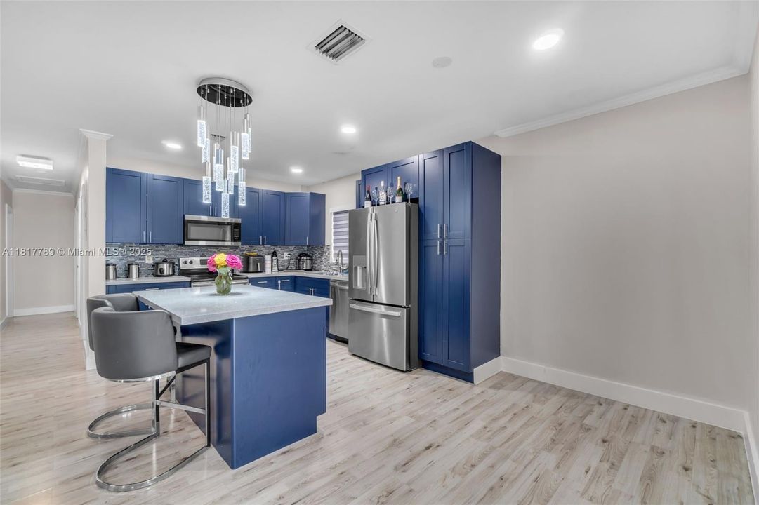 Recently Sold: $650,000 (5 beds, 3 baths, 1803 Square Feet)