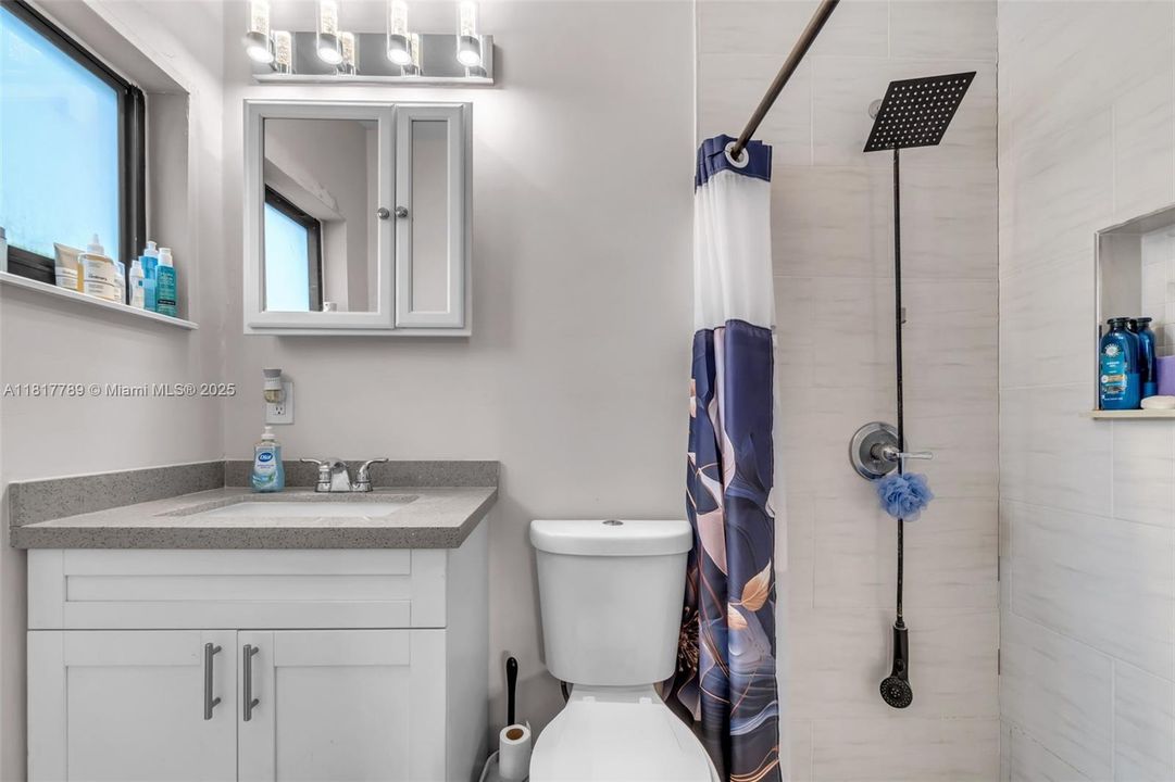 Recently Sold: $650,000 (5 beds, 3 baths, 1803 Square Feet)