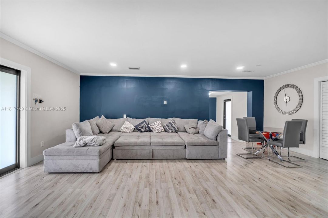 Recently Sold: $650,000 (5 beds, 3 baths, 1803 Square Feet)