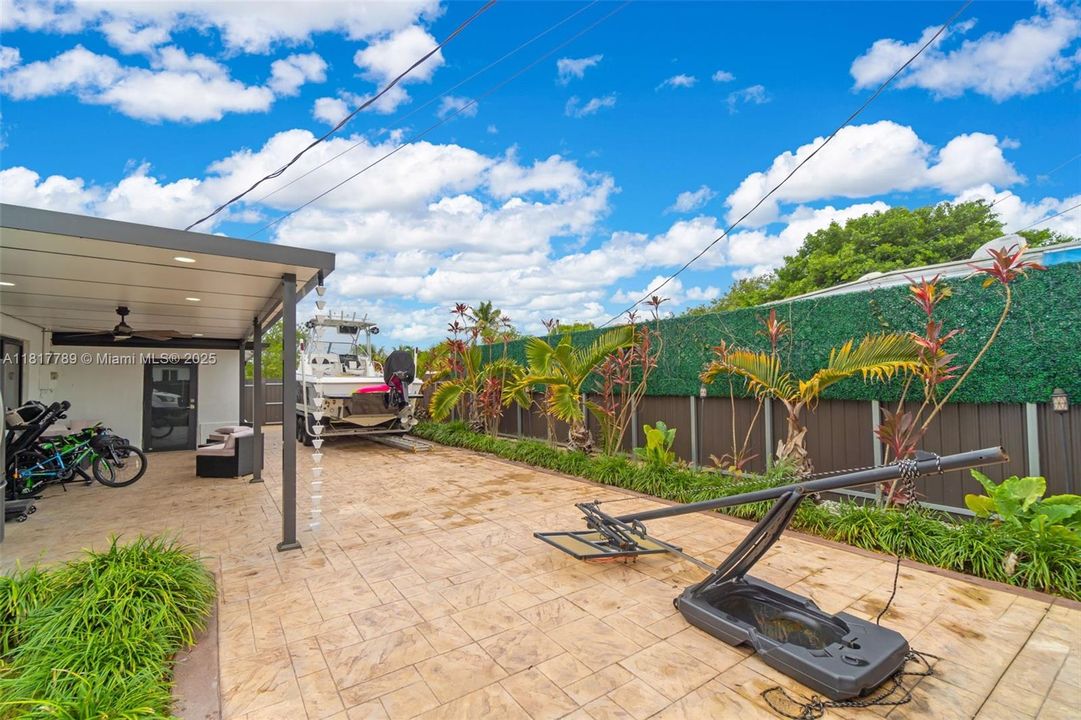 Recently Sold: $650,000 (5 beds, 3 baths, 1803 Square Feet)