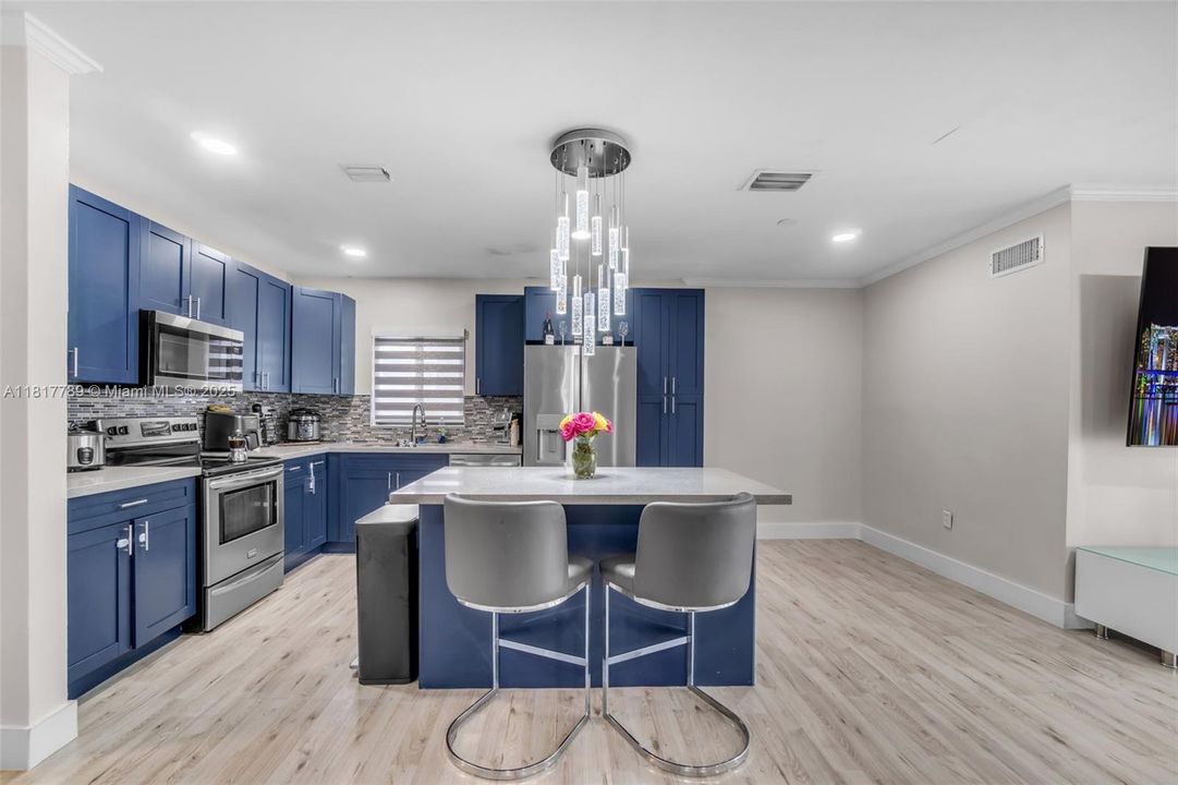 Recently Sold: $650,000 (5 beds, 3 baths, 1803 Square Feet)