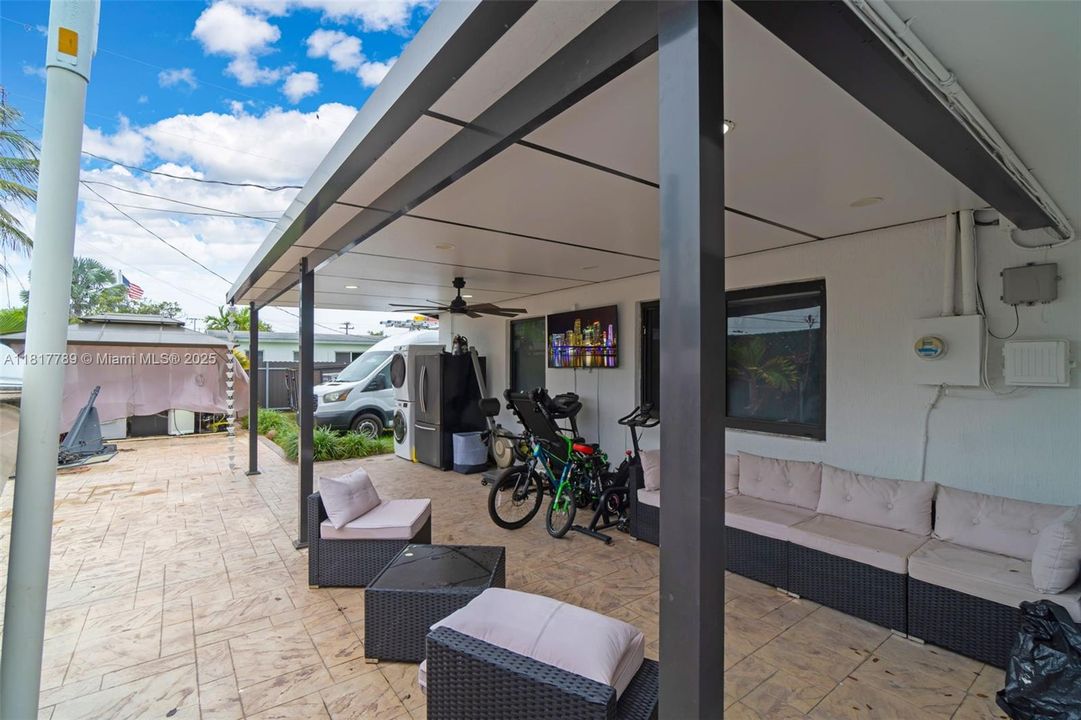 Recently Sold: $650,000 (5 beds, 3 baths, 1803 Square Feet)