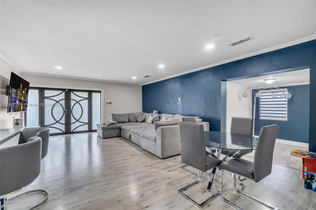 Recently Sold: $650,000 (5 beds, 3 baths, 1803 Square Feet)