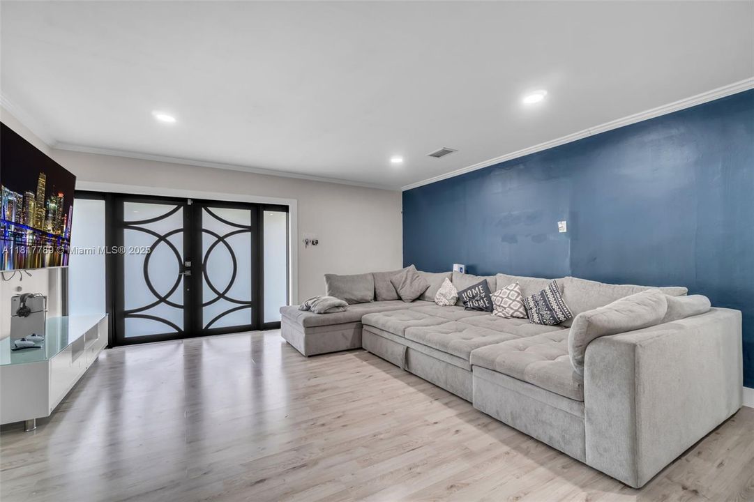 Recently Sold: $650,000 (5 beds, 3 baths, 1803 Square Feet)