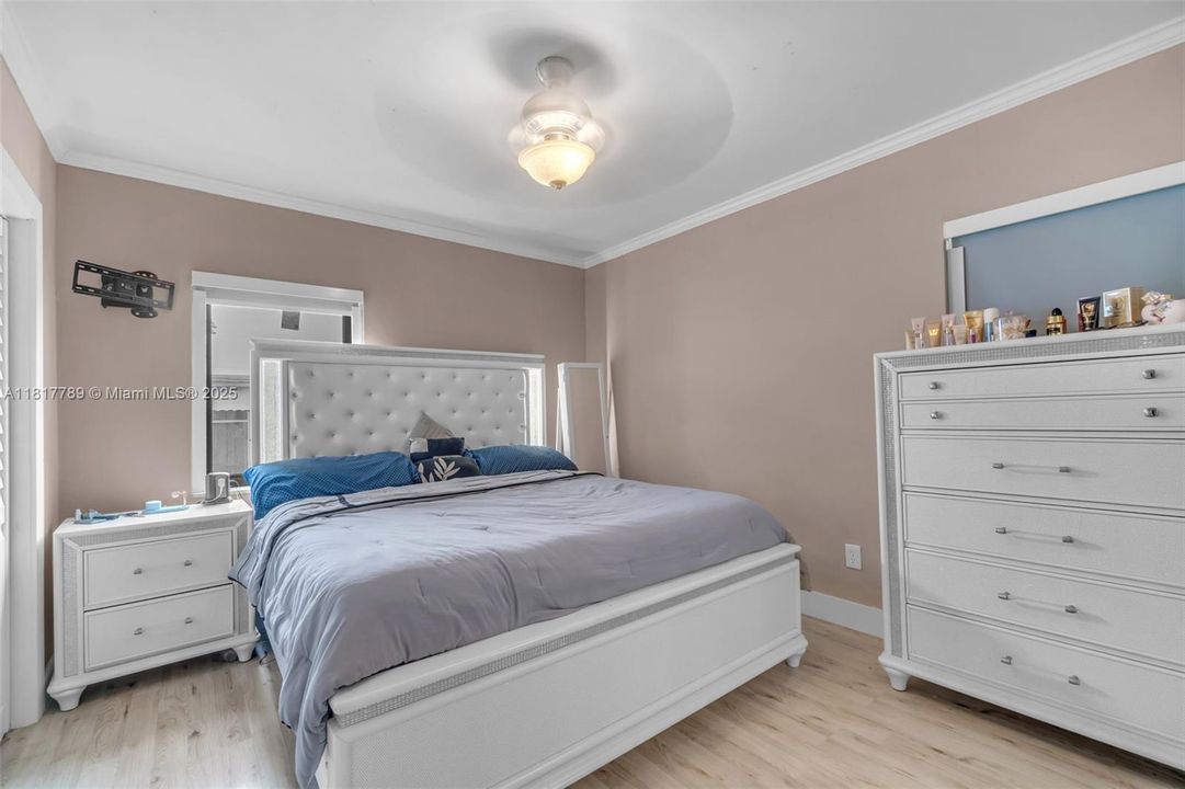 Recently Sold: $650,000 (5 beds, 3 baths, 1803 Square Feet)