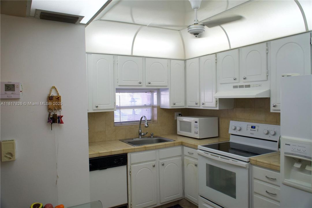 For Sale: $99,900 (1 beds, 1 baths, 900 Square Feet)