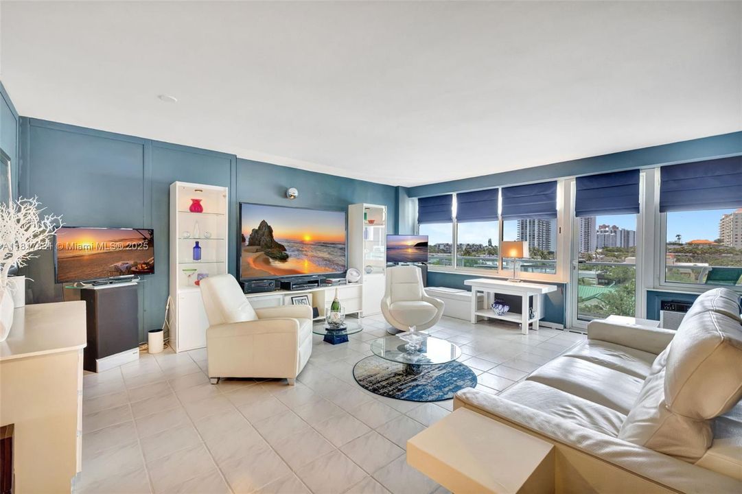 For Sale: $219,000 (1 beds, 1 baths, 781 Square Feet)