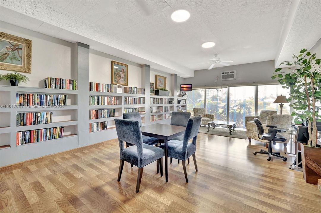 For Sale: $219,000 (1 beds, 1 baths, 781 Square Feet)