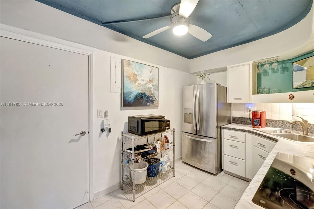 For Sale: $219,000 (1 beds, 1 baths, 781 Square Feet)
