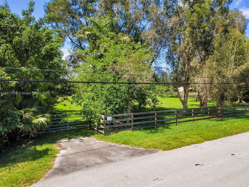 合同活跃: $950,000 (1.08 acres)