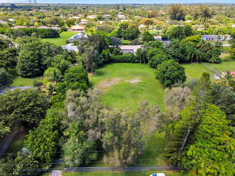 合同活跃: $950,000 (1.08 acres)