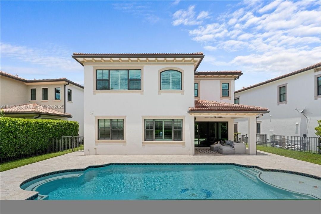 合同活跃: $1,179,000 (5 贝兹, 3 浴室, 2964 平方英尺)