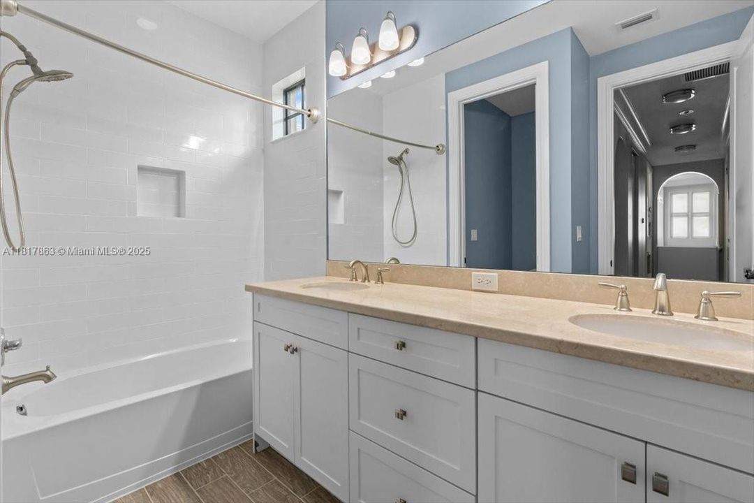 Enormous pool elegant deck with sun shelf