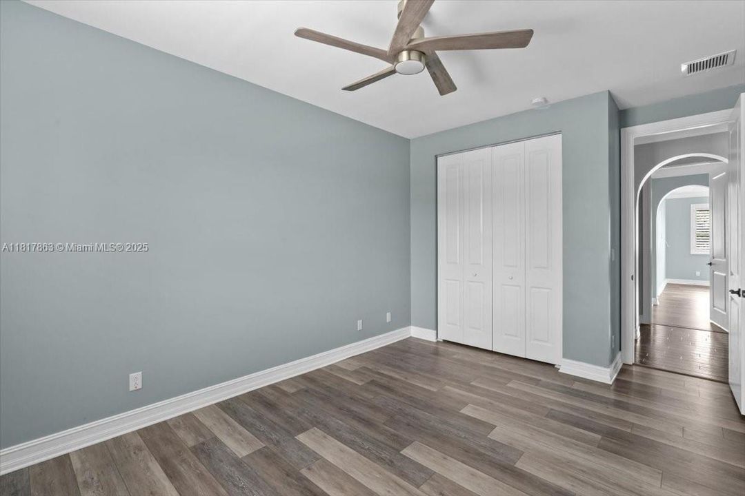 Tub/shower combo with shampoo/soap niche