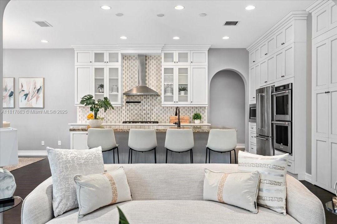 合同活跃: $1,179,000 (5 贝兹, 3 浴室, 2964 平方英尺)