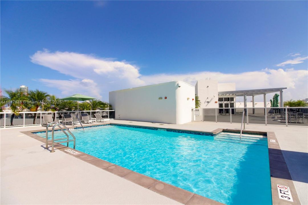 For Sale: $950,000 (1 beds, 1 baths, 966 Square Feet)