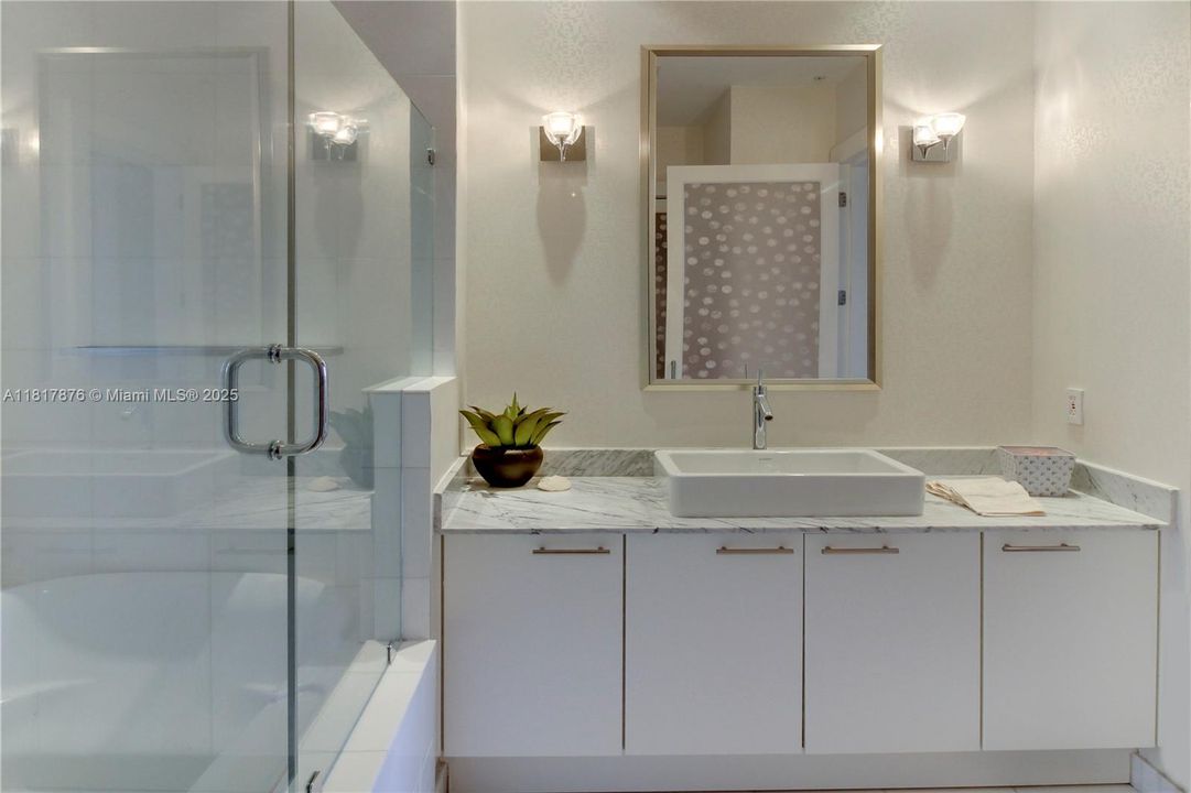 For Sale: $950,000 (1 beds, 1 baths, 966 Square Feet)