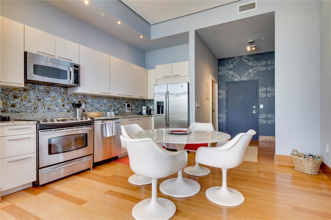 For Sale: $950,000 (1 beds, 1 baths, 966 Square Feet)