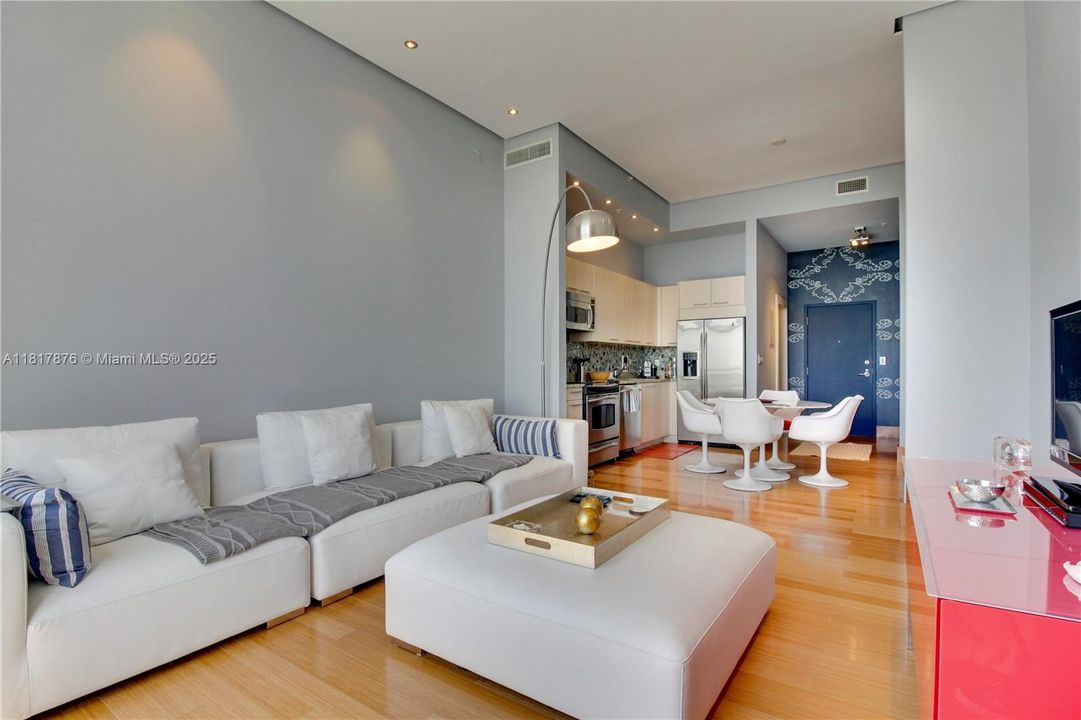 For Sale: $950,000 (1 beds, 1 baths, 966 Square Feet)