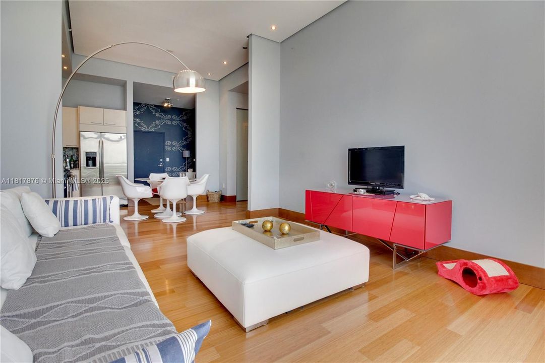 For Sale: $950,000 (1 beds, 1 baths, 966 Square Feet)