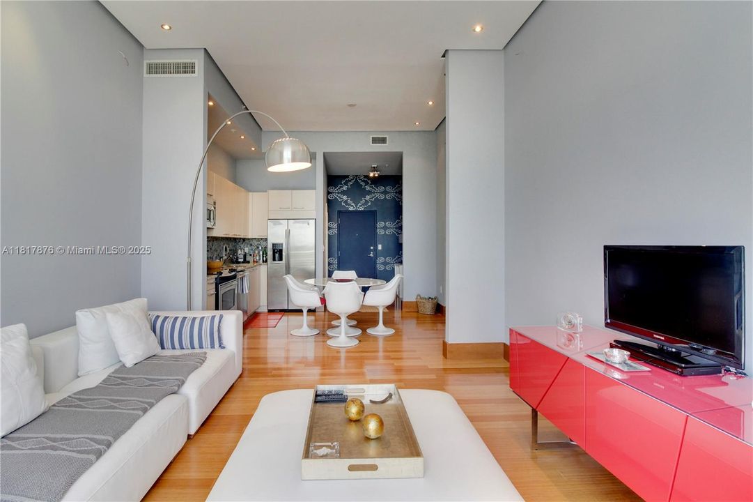 For Sale: $950,000 (1 beds, 1 baths, 966 Square Feet)