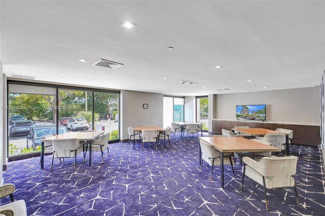 На продажу: $389,000 (2 спален, 2 ванн, 1077 Квадратных фут)