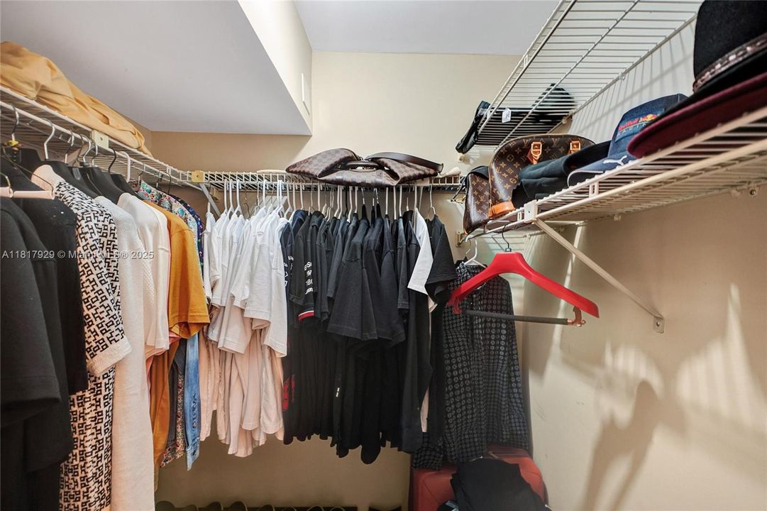 На продажу: $389,000 (2 спален, 2 ванн, 1077 Квадратных фут)