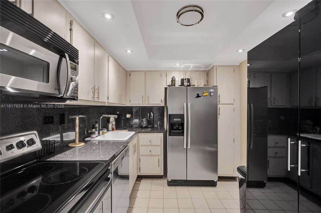 На продажу: $389,000 (2 спален, 2 ванн, 1077 Квадратных фут)