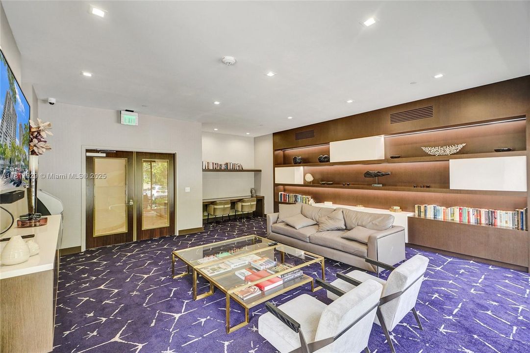 На продажу: $389,000 (2 спален, 2 ванн, 1077 Квадратных фут)