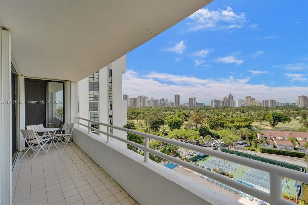 На продажу: $389,000 (2 спален, 2 ванн, 1077 Квадратных фут)