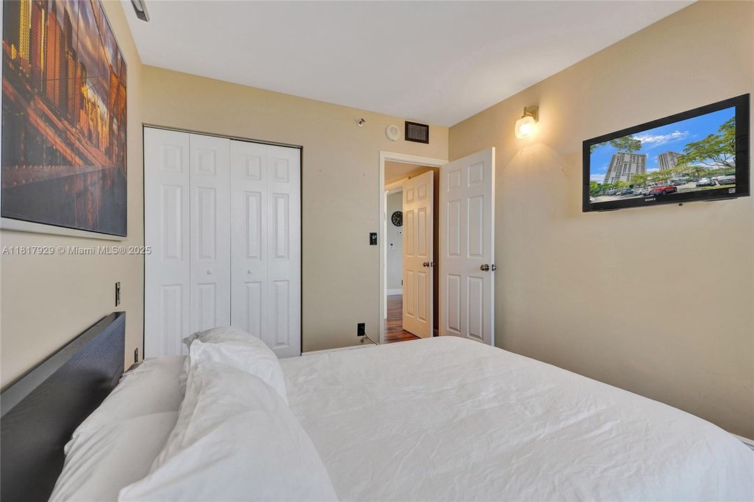 На продажу: $389,000 (2 спален, 2 ванн, 1077 Квадратных фут)