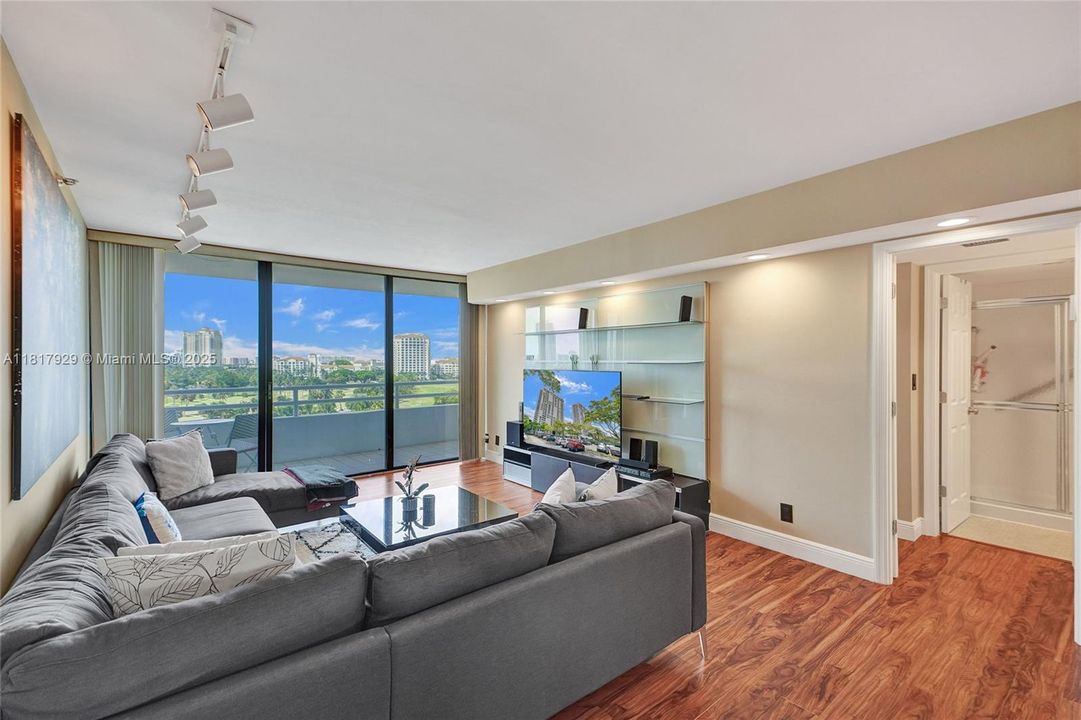 На продажу: $389,000 (2 спален, 2 ванн, 1077 Квадратных фут)