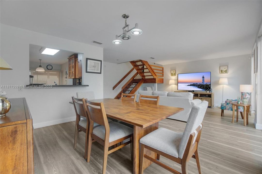 待售: $580,000 (3 贝兹, 2 浴室, 1712 平方英尺)