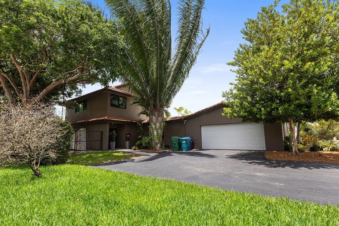 Recently Sold: $1,495,000 (6 beds, 4 baths, 4231 Square Feet)