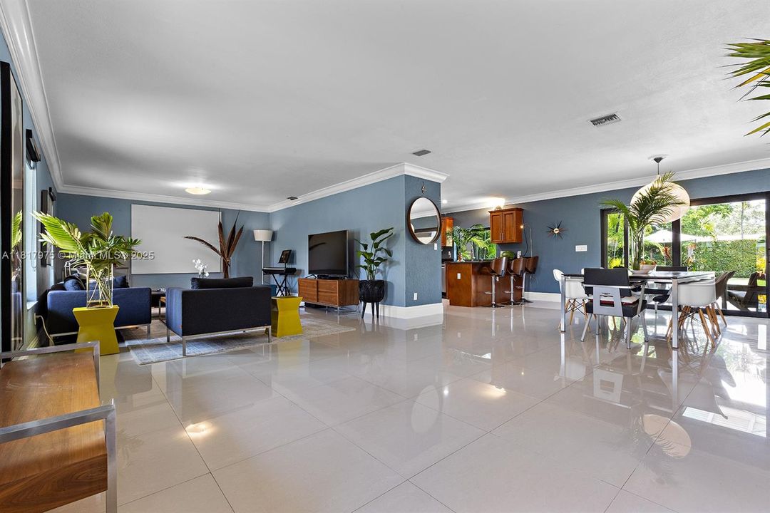 Recently Sold: $1,495,000 (6 beds, 4 baths, 4231 Square Feet)