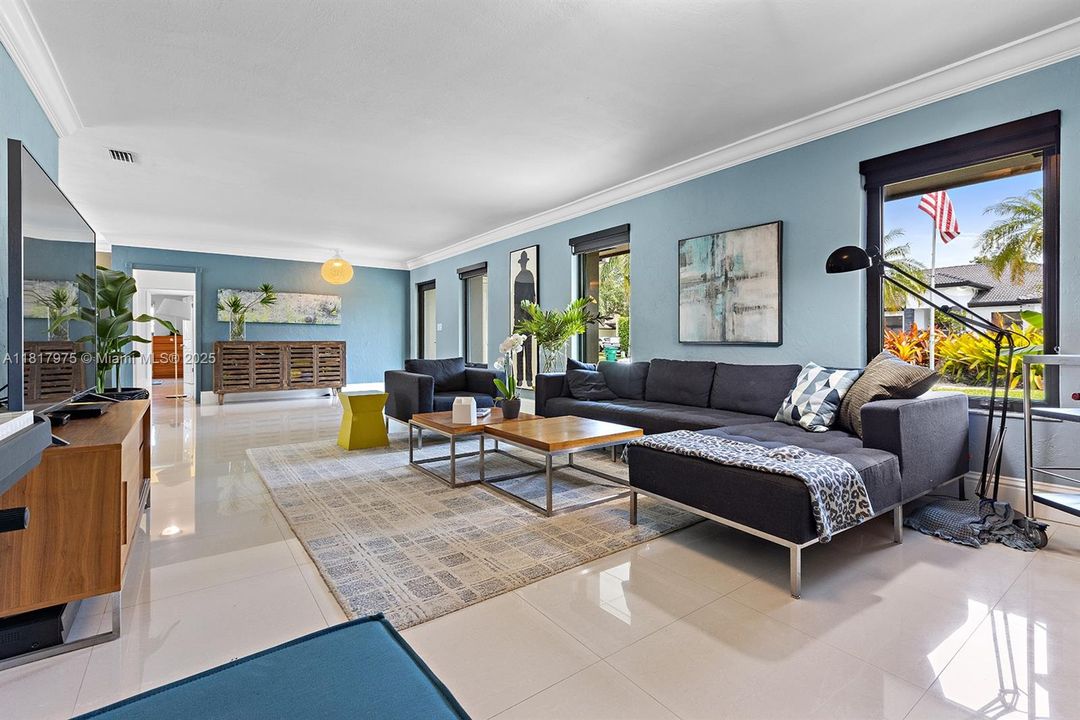 Recently Sold: $1,495,000 (6 beds, 4 baths, 4231 Square Feet)