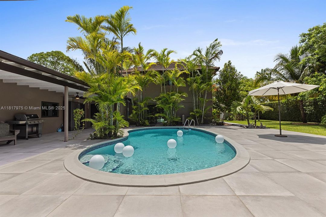 Recently Sold: $1,495,000 (6 beds, 4 baths, 4231 Square Feet)