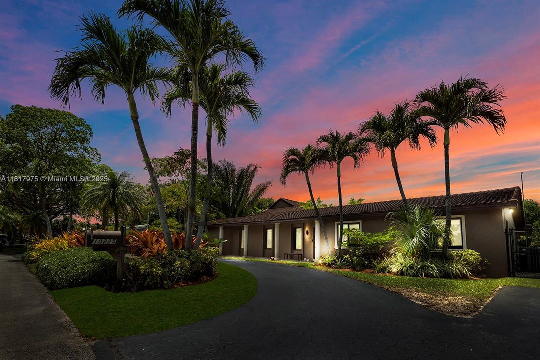 Recently Sold: $1,495,000 (6 beds, 4 baths, 4231 Square Feet)