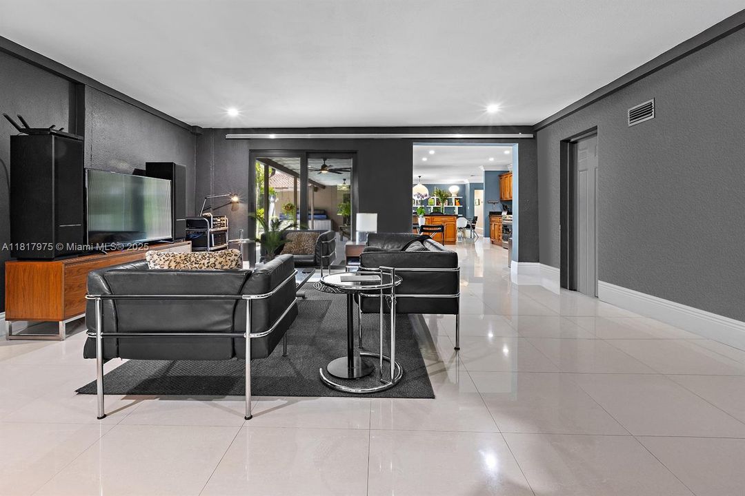 Recently Sold: $1,495,000 (6 beds, 4 baths, 4231 Square Feet)