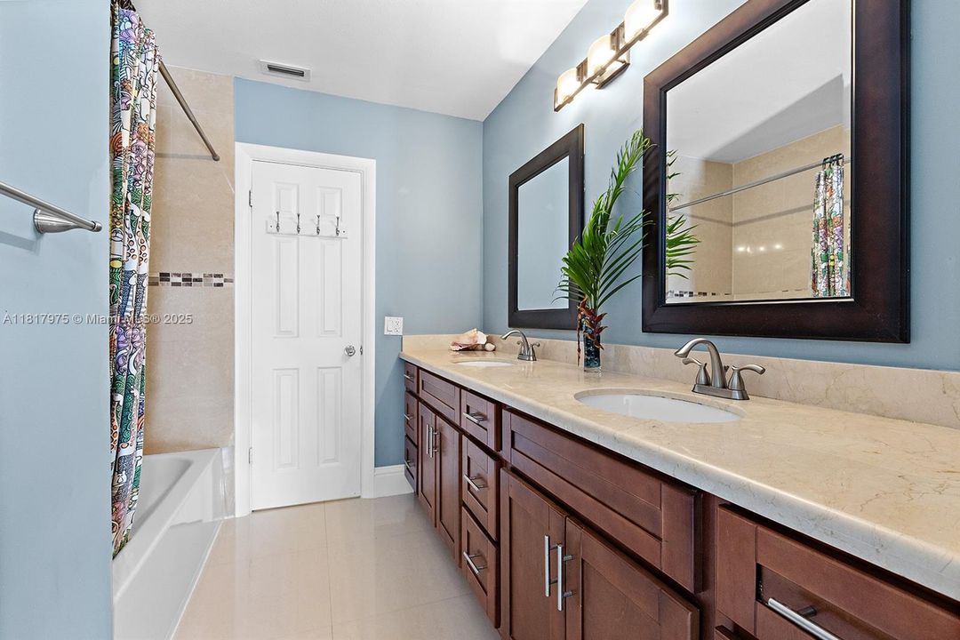 Recently Sold: $1,495,000 (6 beds, 4 baths, 4231 Square Feet)