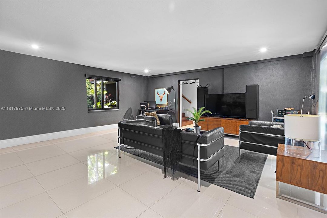 Recently Sold: $1,495,000 (6 beds, 4 baths, 4231 Square Feet)