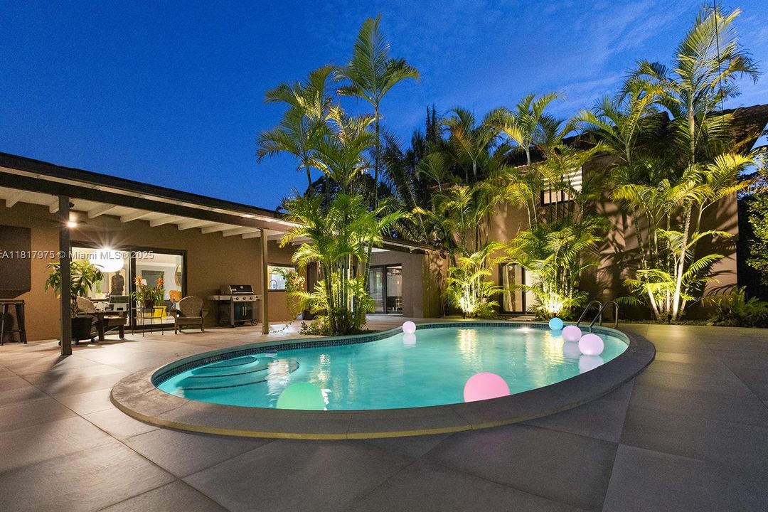 Recently Sold: $1,495,000 (6 beds, 4 baths, 4231 Square Feet)