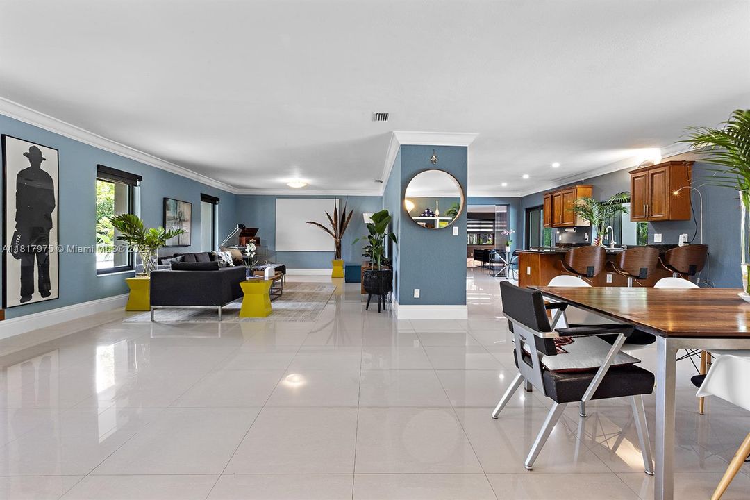 Recently Sold: $1,495,000 (6 beds, 4 baths, 4231 Square Feet)