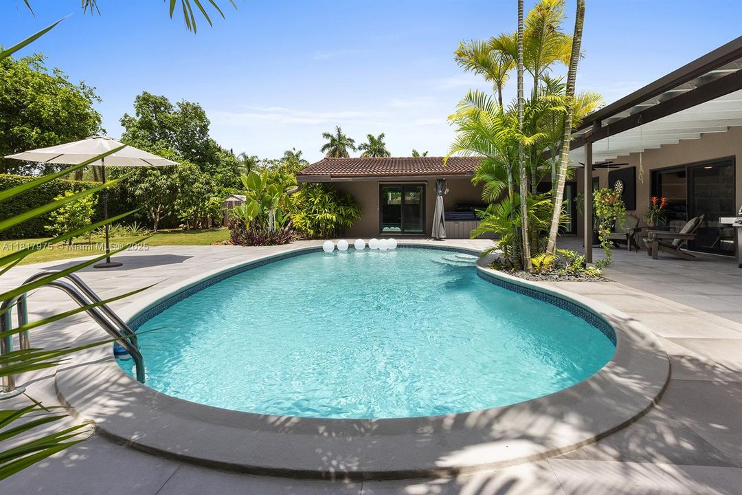 Recently Sold: $1,495,000 (6 beds, 4 baths, 4231 Square Feet)