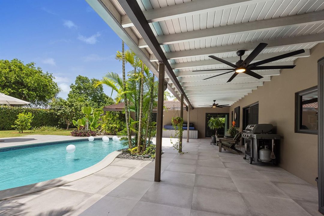 Recently Sold: $1,495,000 (6 beds, 4 baths, 4231 Square Feet)