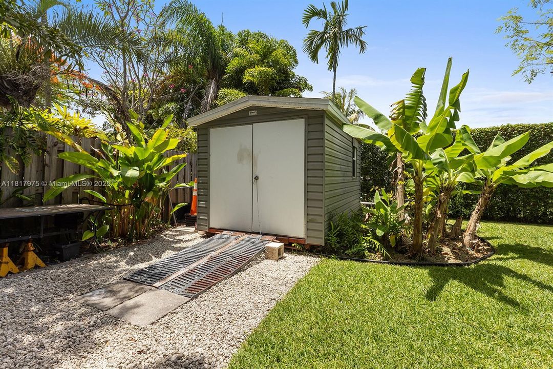 Recently Sold: $1,495,000 (6 beds, 4 baths, 4231 Square Feet)