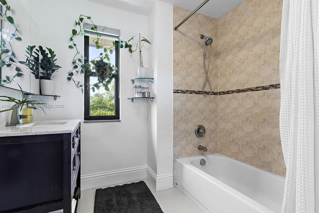 Second Floor Suite - Bathroom