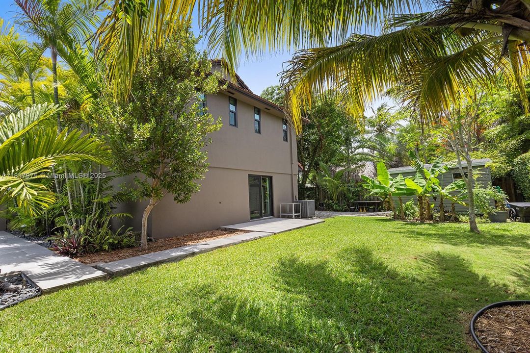 Recently Sold: $1,495,000 (6 beds, 4 baths, 4231 Square Feet)