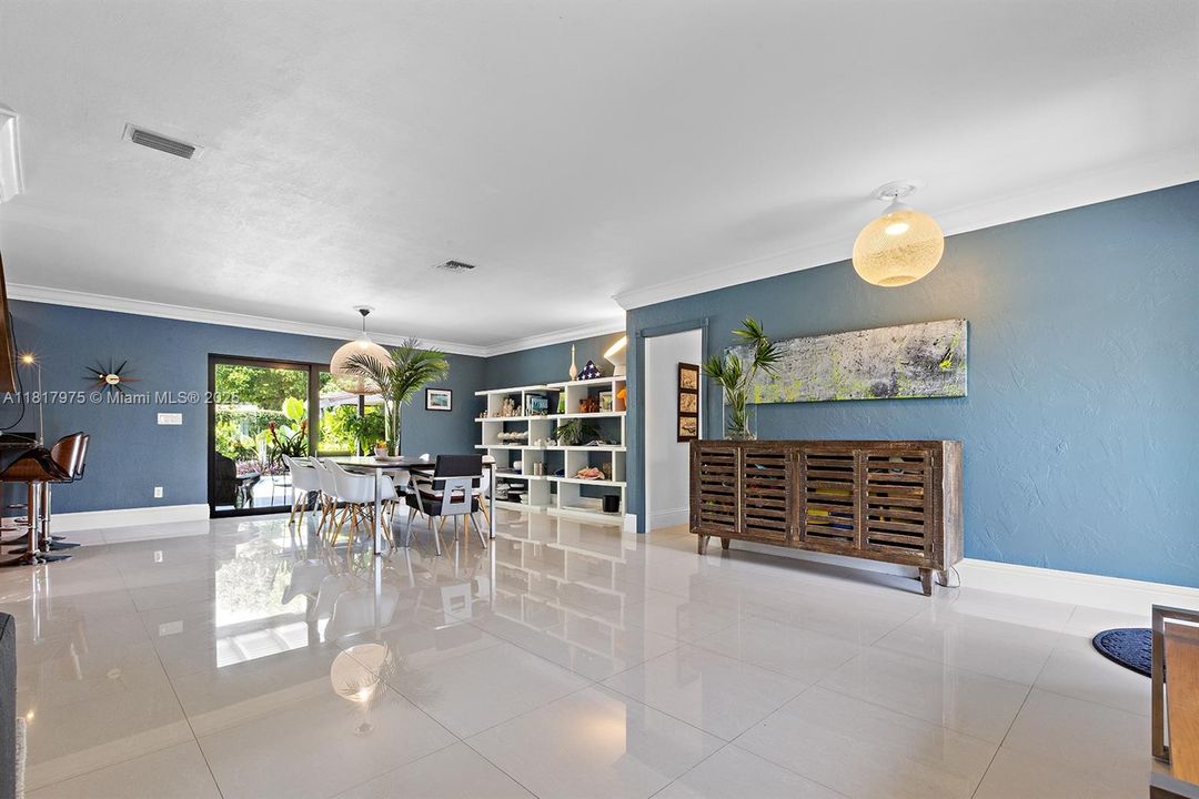 Recently Sold: $1,495,000 (6 beds, 4 baths, 4231 Square Feet)