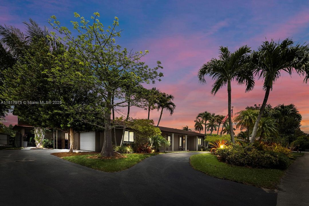 Recently Sold: $1,495,000 (6 beds, 4 baths, 4231 Square Feet)